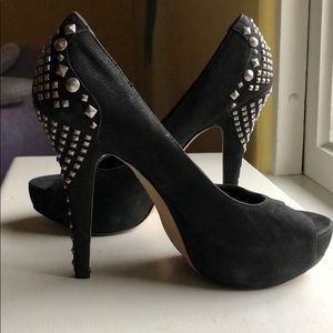 Vince Camuto MISSIE studded heels EUC 7